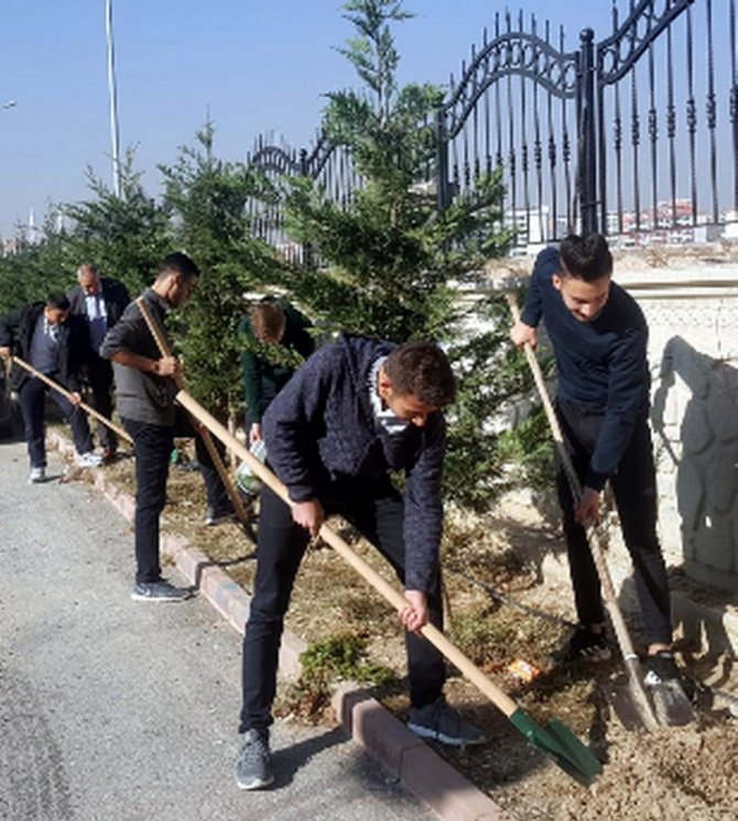 Konya’da fen lisesinden her mezun öğrenciye bir fidan