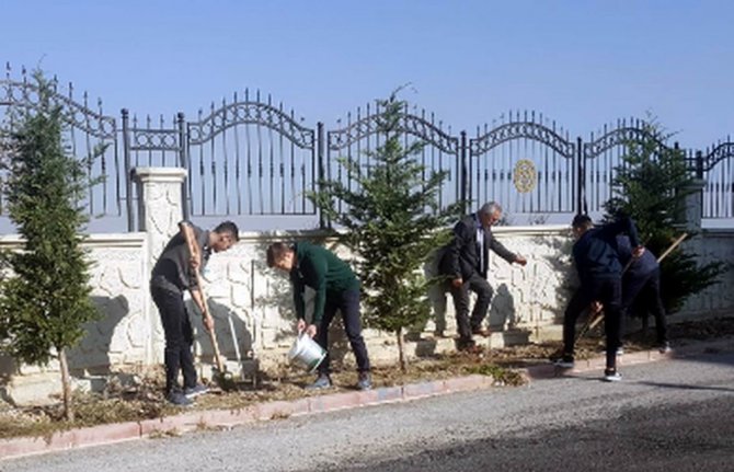 Konya’da fen lisesinden her mezun öğrenciye bir fidan