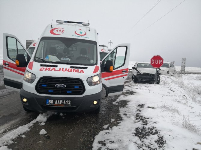 Aksaray’da iki otomobil çarpıştı: 6 yaralı