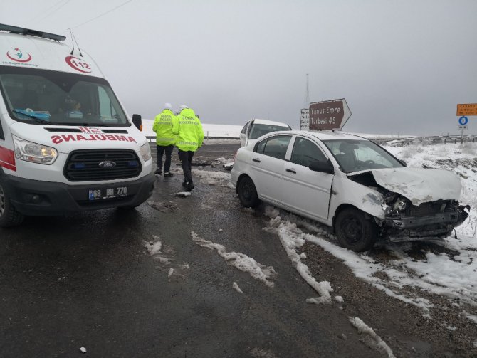 Aksaray’da iki otomobil çarpıştı: 6 yaralı