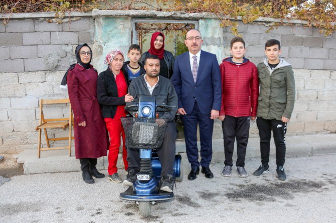 İsveç’ten gelen yardım tırındaki malzemeler engellilere dağıtılmaya başlandı