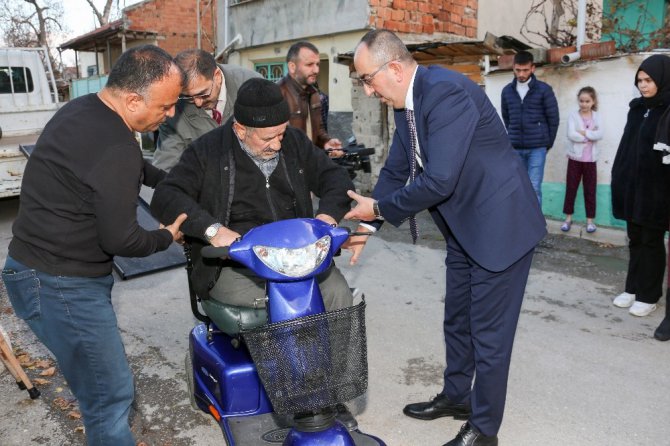 İsveç’ten gelen yardım tırındaki malzemeler engellilere dağıtılmaya başlandı