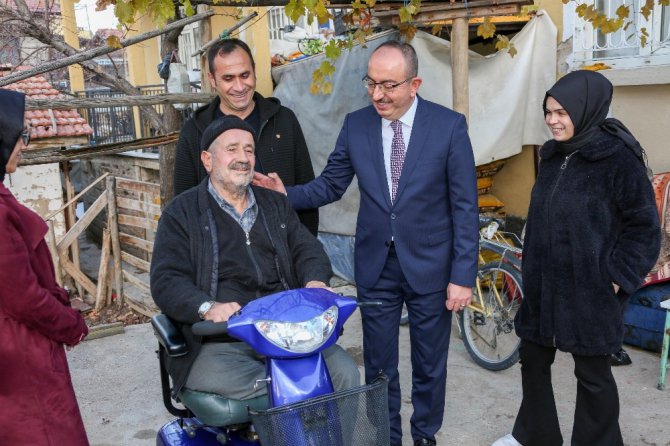 İsveç’ten gelen yardım tırındaki malzemeler engellilere dağıtılmaya başlandı