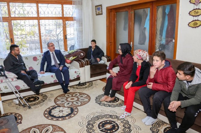 İsveç’ten gelen yardım tırındaki malzemeler engellilere dağıtılmaya başlandı