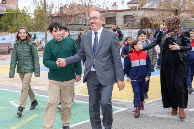 Başkan Kavuş, Bilim Kurdu Dergisi’ni öğrencilere dağıttı