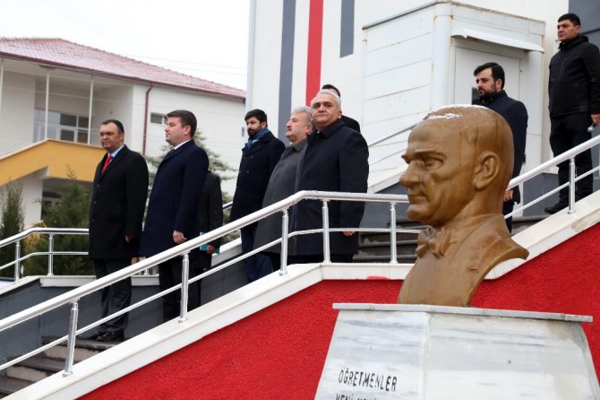 Başkan Dinçer, bayrak töreninde öğrencilerle buluştu
