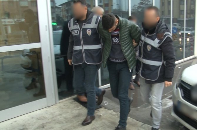 Bıçak ve tabancayla öğrencileri gasp etti, 