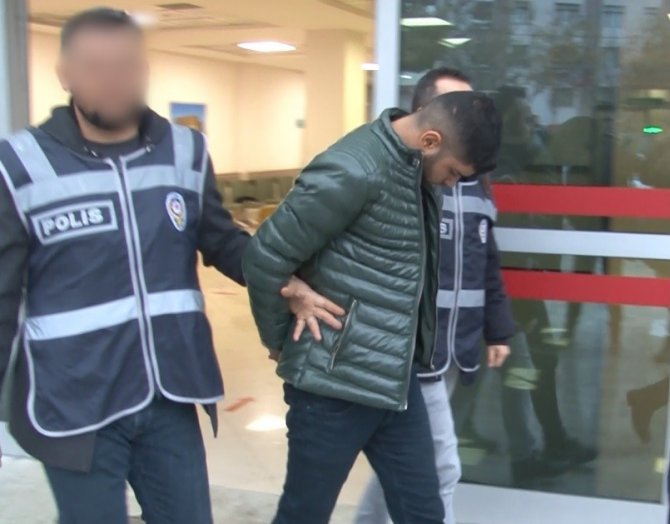 Bıçak ve tabancayla öğrencileri gasp etti, 