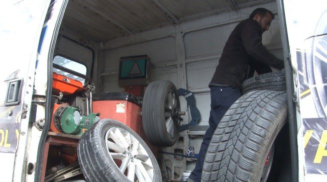 Kamyonetini seyyar lastikçi dükkanı yaptı