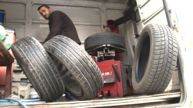 Kamyonetini seyyar lastikçi dükkanı yaptı