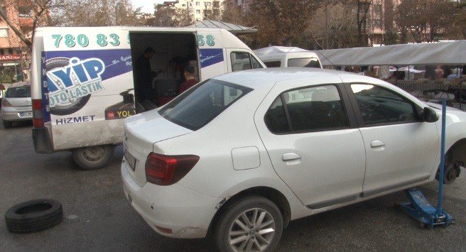 Kamyonetini seyyar lastikçi dükkanı yaptı