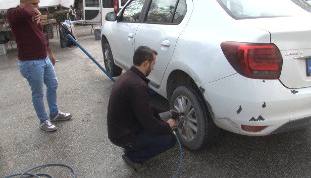 Kamyonetini seyyar lastikçi dükkanı yaptı
