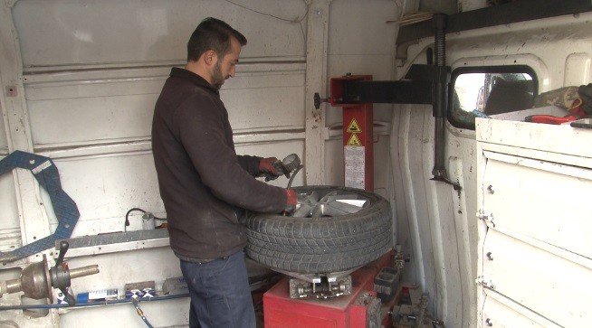 Kamyonetini seyyar lastikçi dükkanı yaptı
