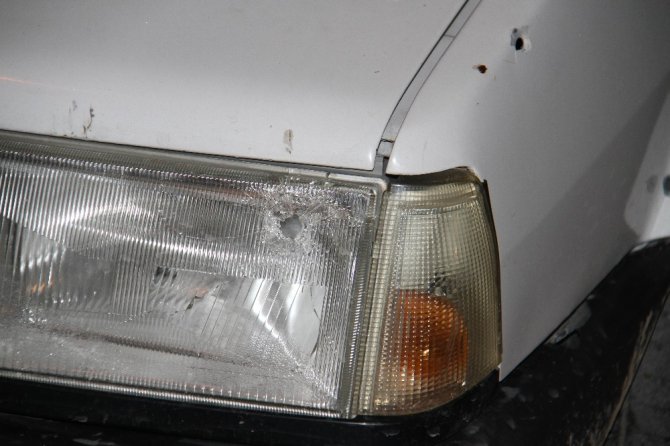 Seyir halindeki otomobile kurşun yağdırdılar