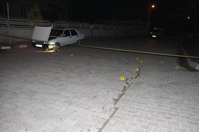 Seyir halindeki otomobile kurşun yağdırdılar