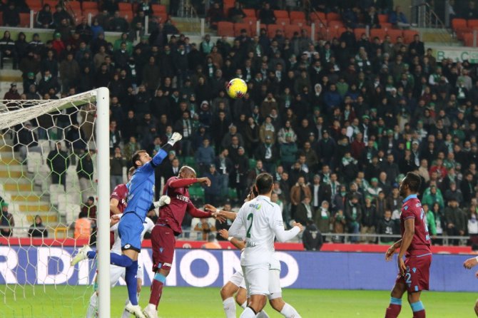Süper Lig: Konyaspor: 0 - Trabzonspor: 1 (İlk yarı)