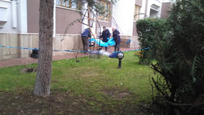 Pencereden düşen kadın hayatını kaybetti