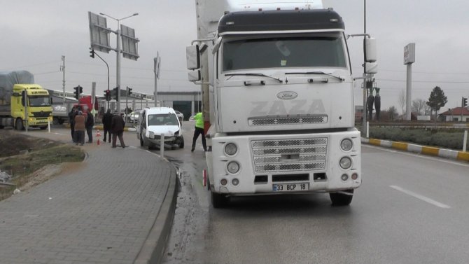 Konya’da hafif ticari araç ile tır çarpıştı: 4 yaralı