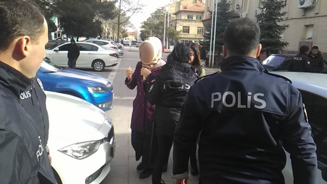 Kendisini tehdit eden sevgilisini tuvalette vurdu