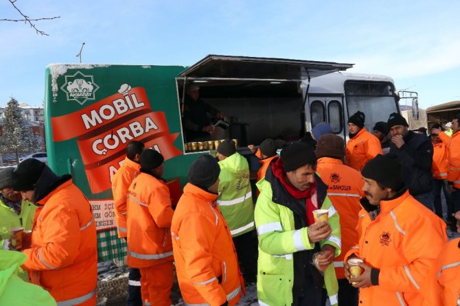 Kar mesaisinde çalışan personele sıcak çorba