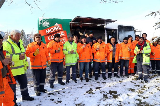 Kar mesaisinde çalışan personele sıcak çorba