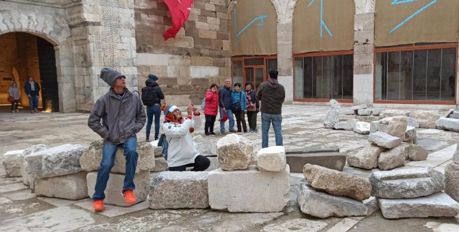 Sultanhanı Kervansarayı’na Uzakdoğulu turistlerden yoğun ilgi