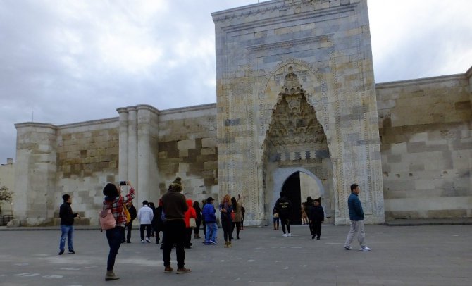 Sultanhanı Kervansarayı’na Uzakdoğulu turistlerden yoğun ilgi