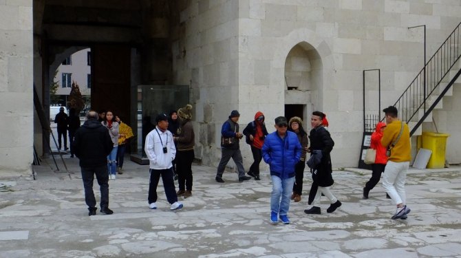Sultanhanı Kervansarayı’na Uzakdoğulu turistlerden yoğun ilgi