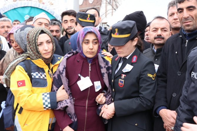 Şehidin 5 aylık kızı kundağıyla babasını son yolculuğa uğurladı
