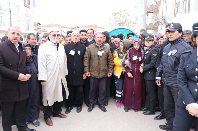 Şehidin 5 aylık kızı kundağıyla babasını son yolculuğa uğurladı