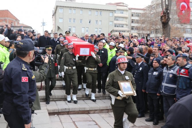 Şehidin 5 aylık kızı kundağıyla babasını son yolculuğa uğurladı