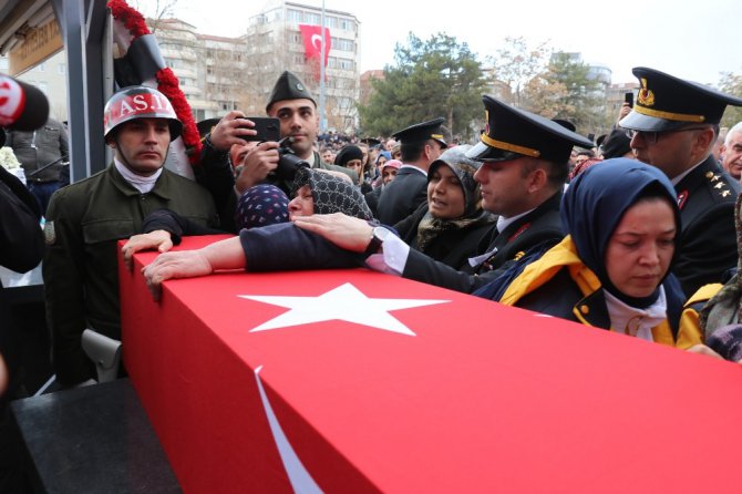 Şehidin 5 aylık kızı kundağıyla babasını son yolculuğa uğurladı