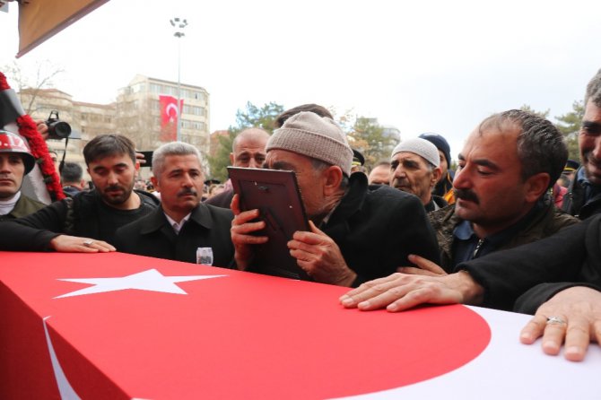 Şehidin 5 aylık kızı kundağıyla babasını son yolculuğa uğurladı