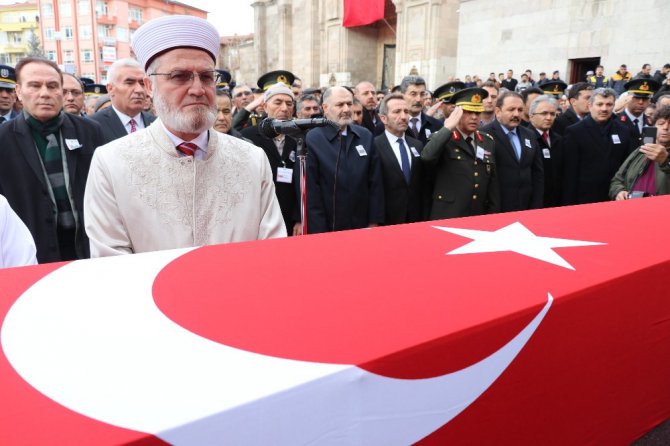 Şehidin 5 aylık kızı kundağıyla babasını son yolculuğa uğurladı