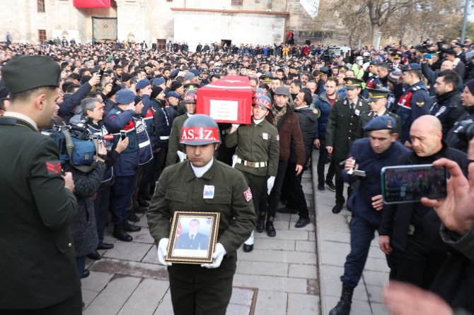 Şehidin 5 aylık kızı kundağıyla babasını son yolculuğa uğurladı