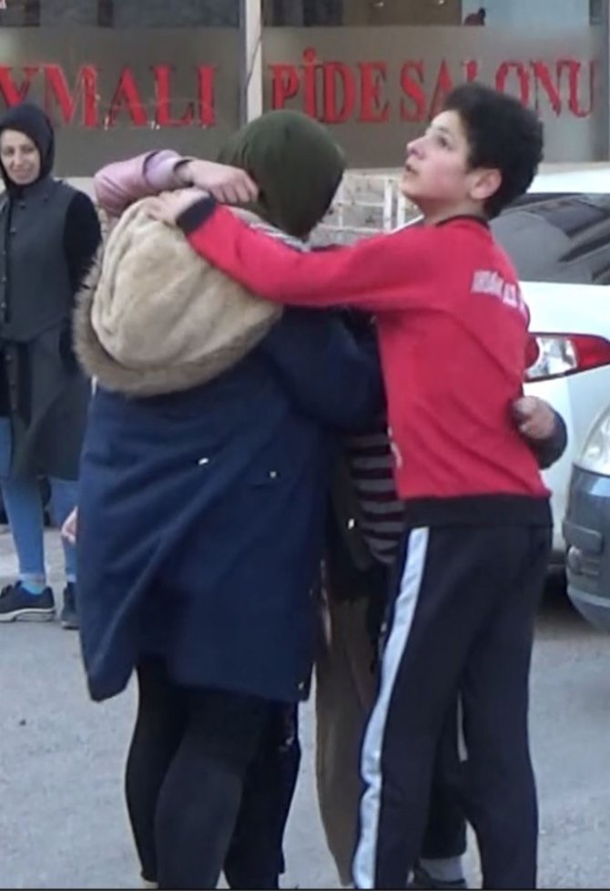 Yangında çocuklarını evde sanan annenin feryadı yürekleri dağladı