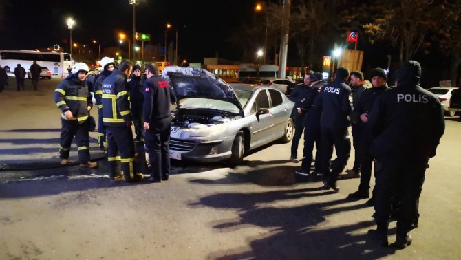 Otomobil yangını paniğe neden oldu