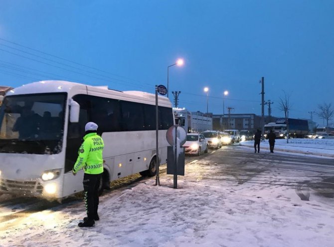 Konya’da kar yağışı ulaşımı olumsuz etkiliyor