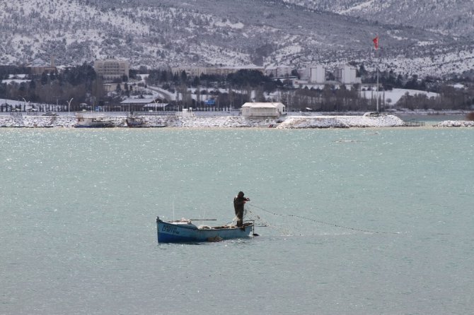 Beyşehir’de balık avına soğuk hava molası