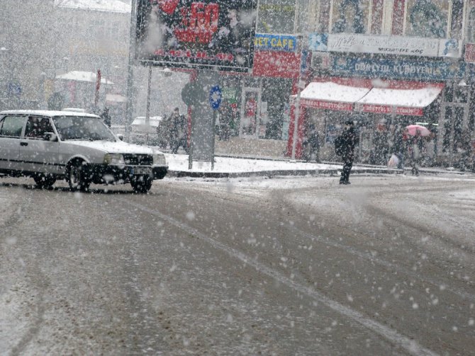 Aksaray’da kar yağışı etkisini sürdürüyor