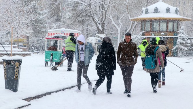 Aksaray’da kar yağışı etkisini sürdürüyor