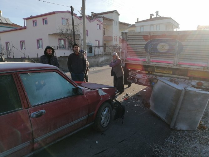 Güneşten etkilenen sürücü önce çöp konteynerine sonrada tıra çarptı