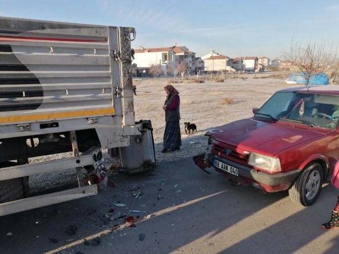 Güneşten etkilenen sürücü önce çöp konteynerine sonrada tıra çarptı