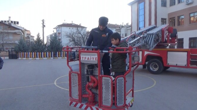 Kitabını almak için geldiği okulunda mahsur kaldı