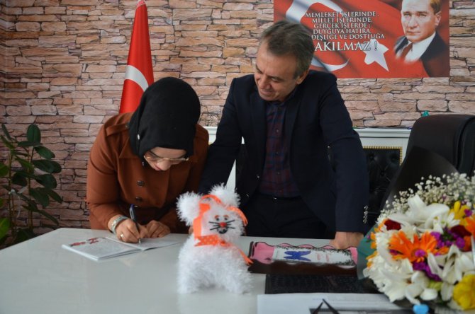 Özel birey yazdığı ilk kitabını kaymakama hediye etti