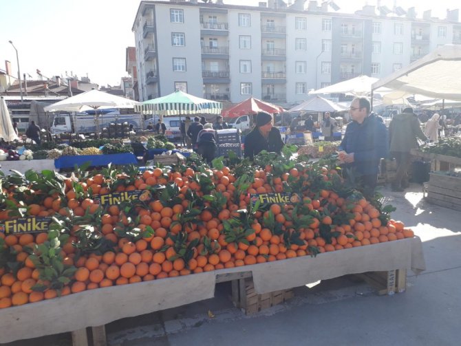 Pazar yerindeki meyve satıcıları meyve sineği zararlısına karşı bilgilendirildi