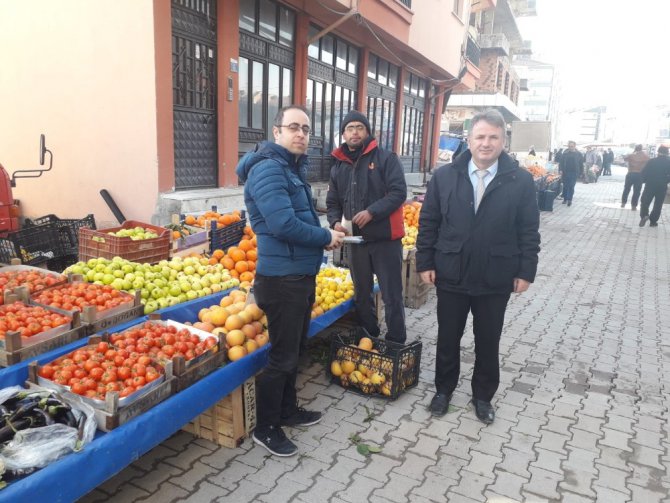 Pazar yerindeki meyve satıcıları meyve sineği zararlısına karşı bilgilendirildi