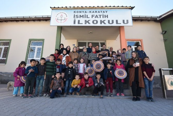 Başkan Kılca vatandaşa pişi, çocuklara şivlilik dağıttı