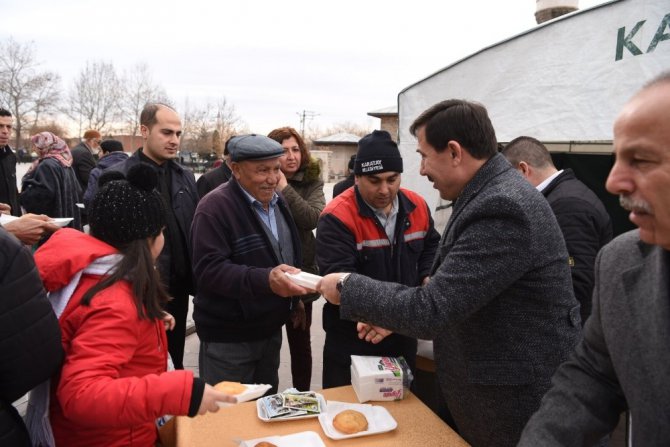 Başkan Kılca vatandaşa pişi, çocuklara şivlilik dağıttı