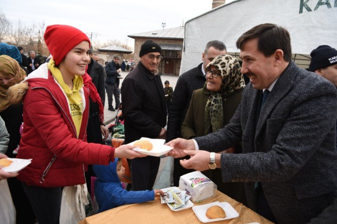 Başkan Kılca vatandaşa pişi, çocuklara şivlilik dağıttı